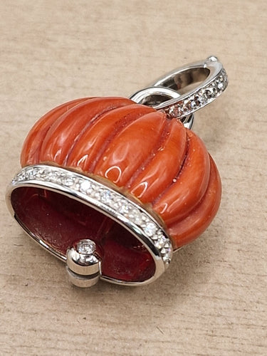 Pendentif Pendentif cloche en or blanc 18kt avec diamants et corail 58 Facettes