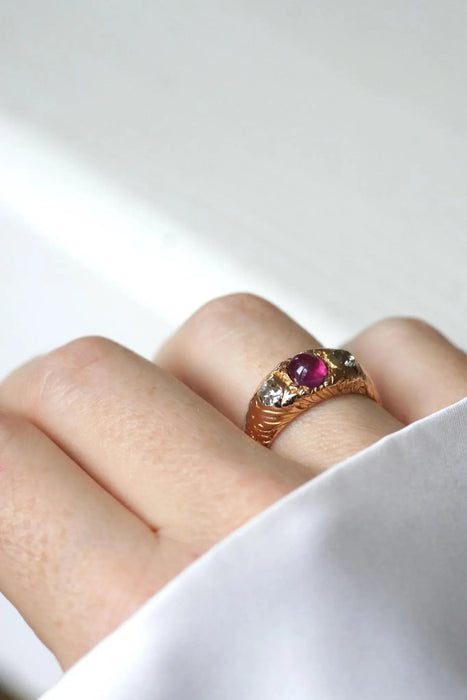 Bague jonc ciselé or rose rubis birman et diamants