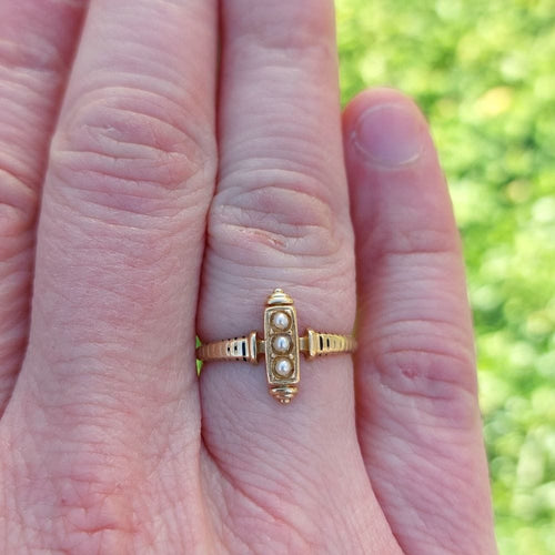 Bague 57 Bague trilogie Napoléon III, or et perles 58 Facettes 108