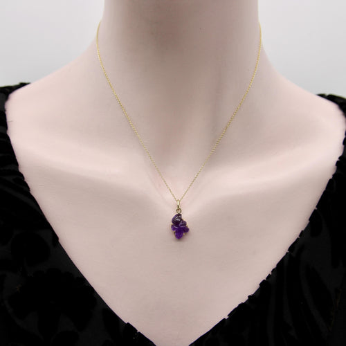 Pendentif Breloque fleur en améthyste sculptée à la main, signature en or jaune 58 Facettes A2006V