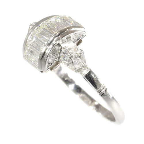Bague 54 L'élégance en géométrie : la fascinante bague en diamant Art déco des années 50 58 Facettes 21042-0157