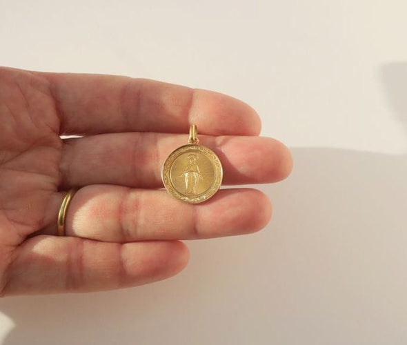 Pendentif Médaille pendentif Vierge Miraculeuse ancienne en or rose 18 carats 58 Facettes