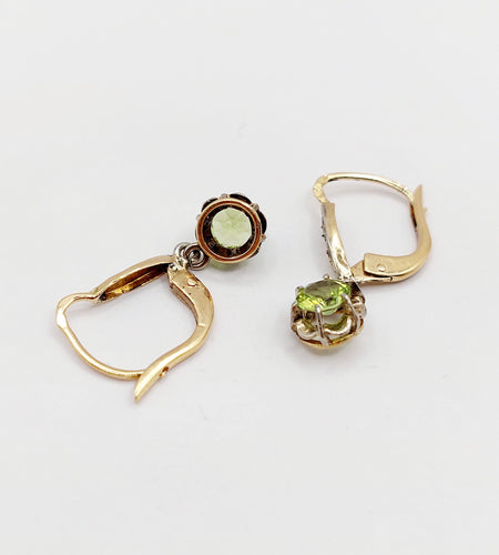 Boucles d'oreilles Dormeuses antique or jaune péridot en serti griffes 58 Facettes A05288