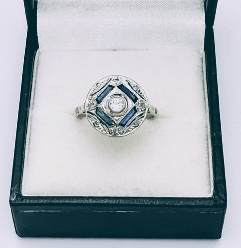 Bague ronde Art Déco en or gris et platine sertie de diamants et saphirs