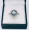 Bague ronde Art Déco en or gris et platine sertie de diamants et saphirs