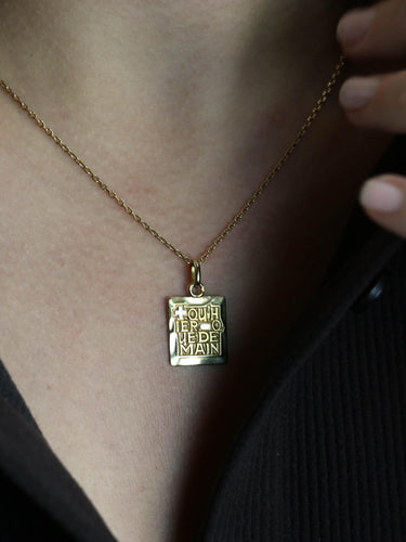 Pendentif Medaille Augis rectangulaire Plus hier Moins Demain or jaune 58 Facettes 1202.3