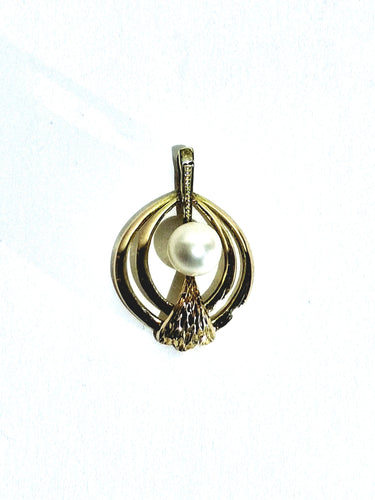 Pendentif Pendentif en or jaune 18 carats et perle 58 Facettes