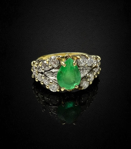 Bague en forme de goutte ornée d'émeraude et de diamants