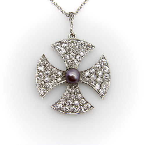 Collier Collier en platine, style édouardien, orné d'une croix de Malte et de diamants, avec une perle noire centrale. 58 Facettes A2001Z