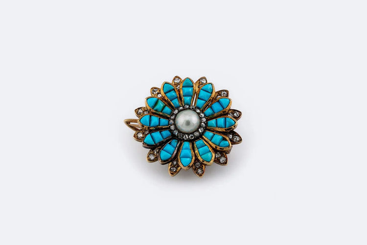 Broche Oro Giallo Broche en or jaune en forme de fleur ornée de turquoise, de perle et de diamants. 58 Facettes spl103