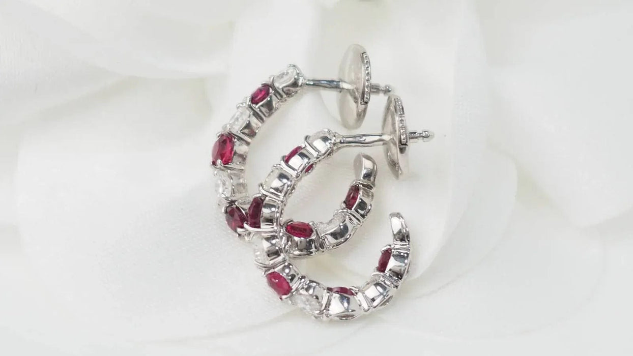 Boucles d'oreilles créoles en or blanc, rubis et diamants