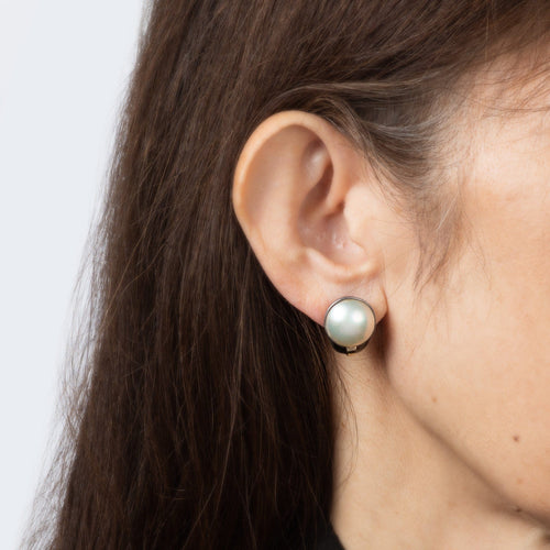 Boucles d'oreilles Boucles d'oreilles Cartier vintage années 70 en argent sterling et or 18 carats, perle Mabe, signées 58 Facettes G14130