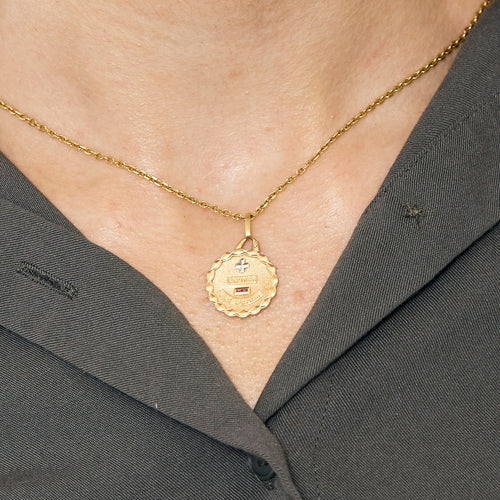 AUGIS - Médaille or jaune, rubis de synthèse et diamants