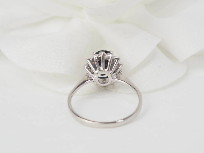 Bague 50.5 Bague marguerite en or blanc, diamants et saphir ovale 58 Facettes 26804