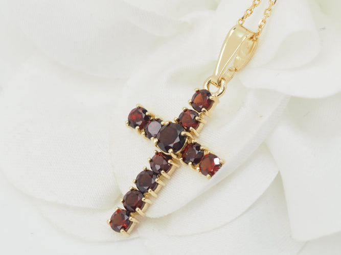 Collier Collier pendentif croix en or jaune et grenats 58 Facettes 33126