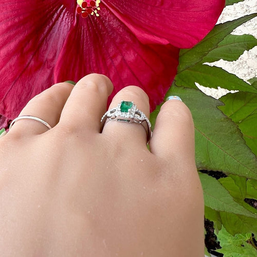 Bague 53.5 Bague de fiançailles or blanc, émeraude et diamants 58 Facettes AA 1741