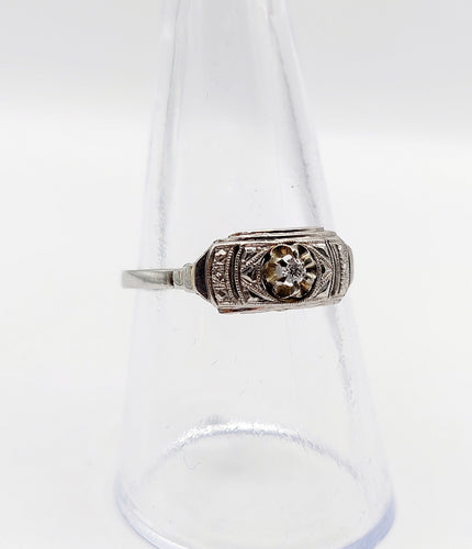 Bague 56 Bague Art Déco or blanc, diamant et monture géométrique (circa 1920) 58 Facettes A06246