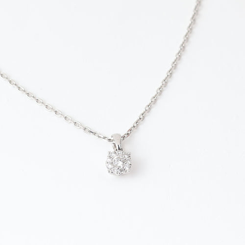 Collier en or blanc avec pendentif en diamant taille brillant
