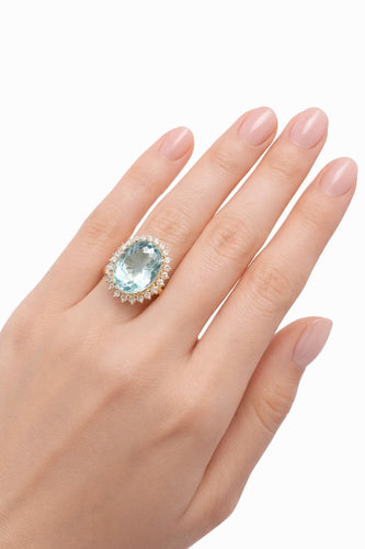 Bague 55 Bague en or jaune de haute joaillerie ornée d'une aigue-marine et d'un halo de diamants 58 Facettes 50357