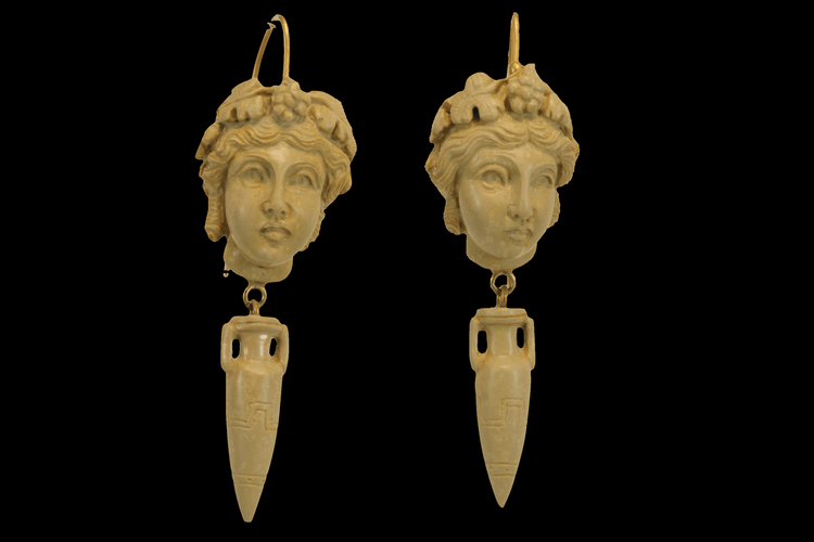 Boucles d'oreilles Boucles d'oreilles en or avec camées de lave antiques 58 Facettes 7604