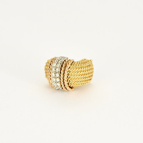 Paire de boucles d'oreilles trois or tressée et diamants