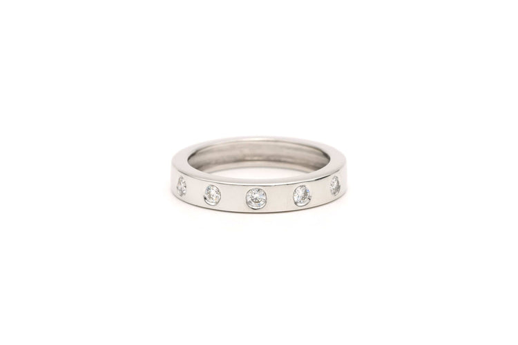 Bague contemporaine en or blanc 18 carats sertie de diamants