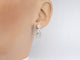 Boucles d'oreilles Boucles d'oreilles en or blanc avec trois chatons de diamants les uns en dessous des autres 58 Facettes 2110