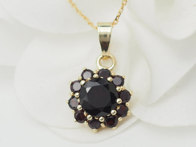 Collier Collier pendentif marguerite en or jaune et grenats 58 Facettes 33127