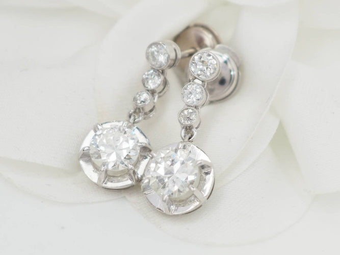 Boucles d'oreilles Dormeuses anciennes en or blanc et diamants 58 Facettes 32108 O