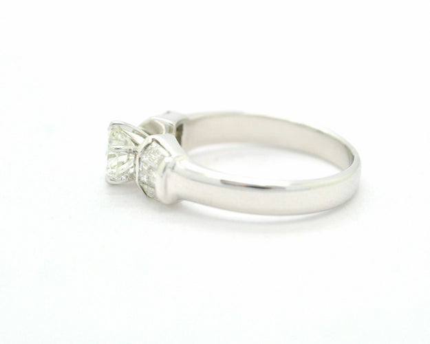 Bague Anello solitario ct 0,80 e baguette laterali 58 Facettes