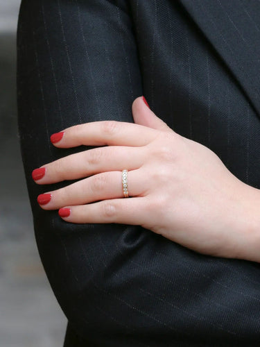 Bague 53.5 Demi-alliance vintage en or et diamants en serti clos 58 Facettes J153