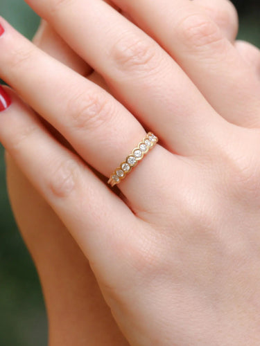 Bague 53.5 Demi-alliance vintage en or et diamants en serti clos 58 Facettes J153