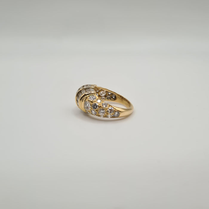 Bague or jaune sertie de diamants ronds et baguettes