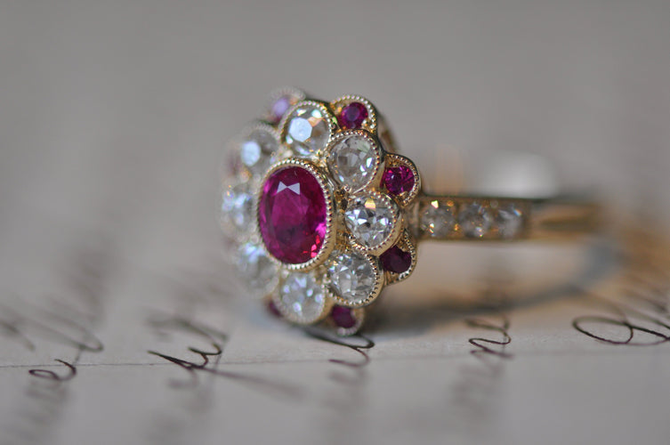 Bague 54 Yellow gold, ruby and diamond ring 58 Facettes