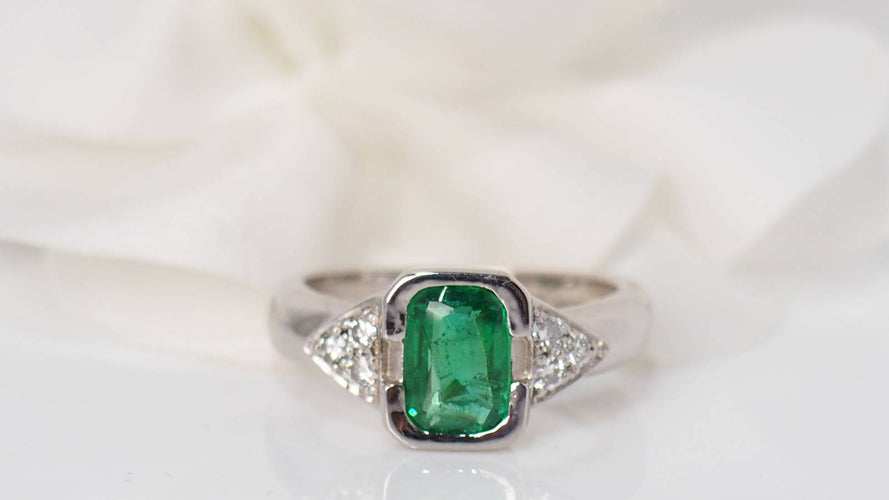 Bague 54 Bague en or blanc, émeraude et diamants 58 Facettes 31390