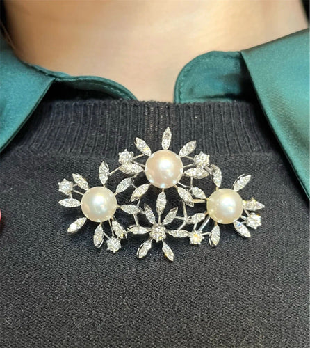 Broche Broche raffinée « marguerite » avec perles et diamants 58 Facettes