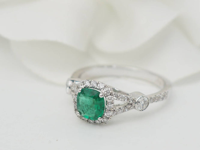 Bague 53 Bague entourage en or blanc, émeraude 0.61ct et diamants 58 Facettes 33176