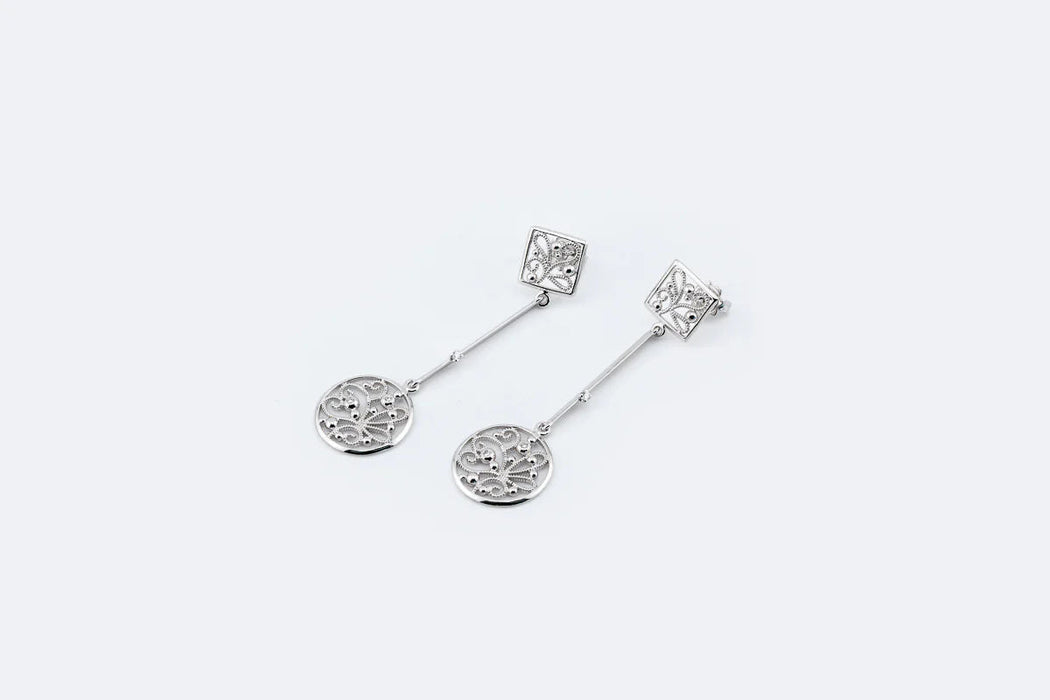 Boucles d'oreilles pendantes en or blanc et diamants
