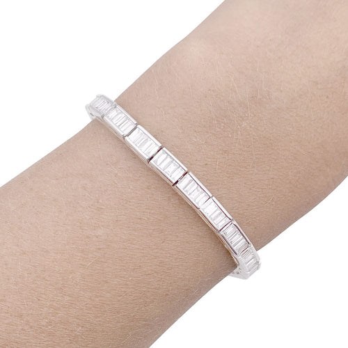 Bracelet ligne, or blanc et diamants taille baguette.