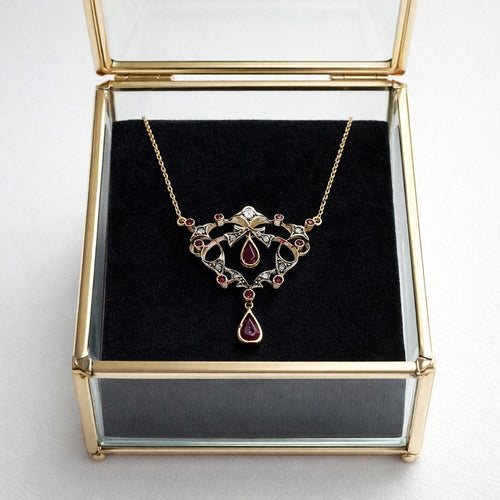 Pendentif Pendentif vintage en or jaune et platine orné de rubis et de diamants 58 Facettes 50414