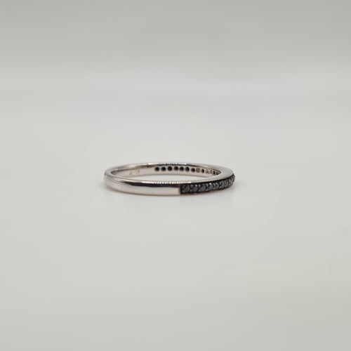 Bague 53 Demi-alliance or blanc sertie de diamants noirs 58 Facettes