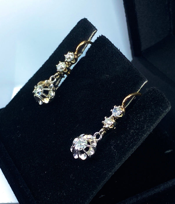 Boucles d'oreilles Paire de boucles d’oreilles dormeuses en or 18 carats et diamants 58 Facettes AB499