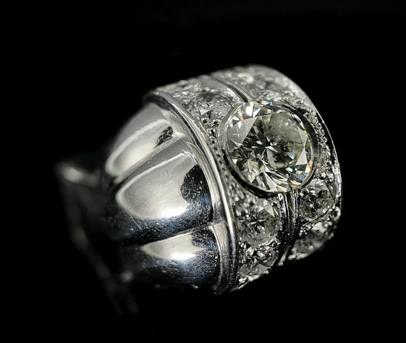 Bague 47 Bague or blanc sertie d'un diamant de 1,12 carats entouré de 1 carat de brillants 58 Facettes