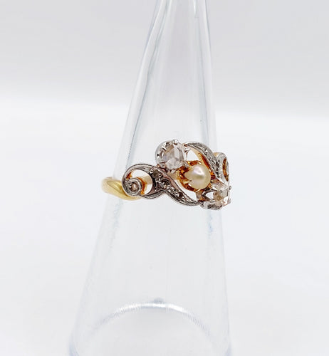 Bague 51 Bague tourbillon or jaune, diamants et perle 58 Facettes A05451