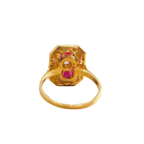 Bague 54 Bague or jaune, rubis et diamants 58 Facettes