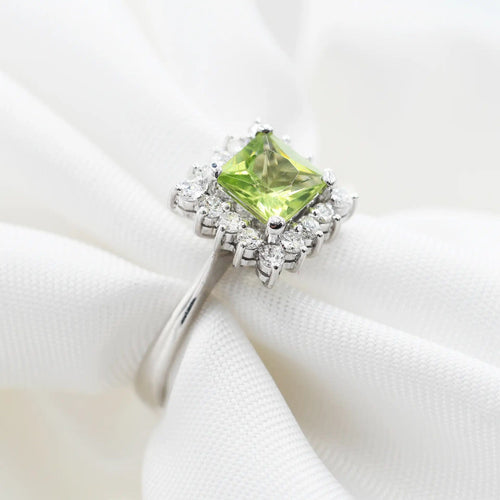 Bague 54 Bague en or blanc avec péridot et diamants 58 Facettes