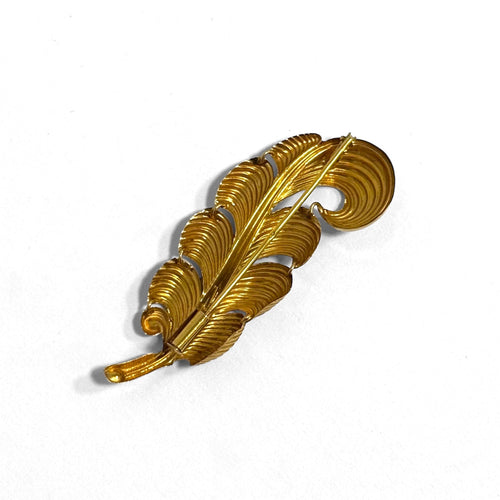 Broche plume stylisée en or jaune 18k