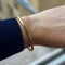 Bracelet jonc ouvrant grand modèle en or jaune 18k