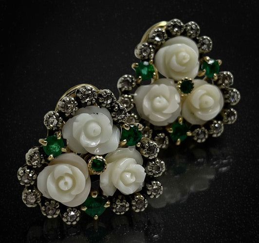 Boucles d'oreilles Boucles d'oreilles ornées de roses en corail blanc, d'émeraudes et de diamants 58 Facettes