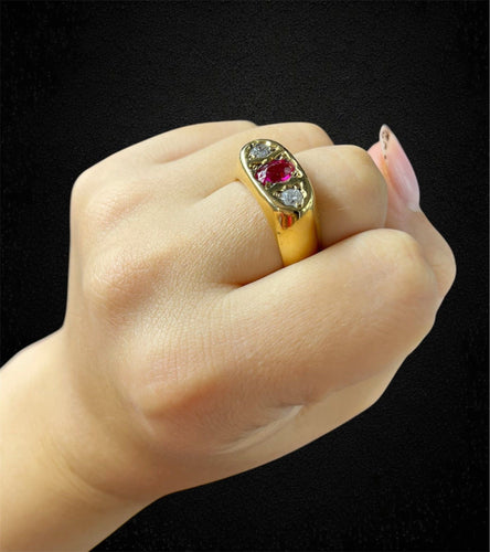 Bague 64 Bague vintage en or jaune, rubis et diamants, fabrication italienne, années 1930 58 Facettes